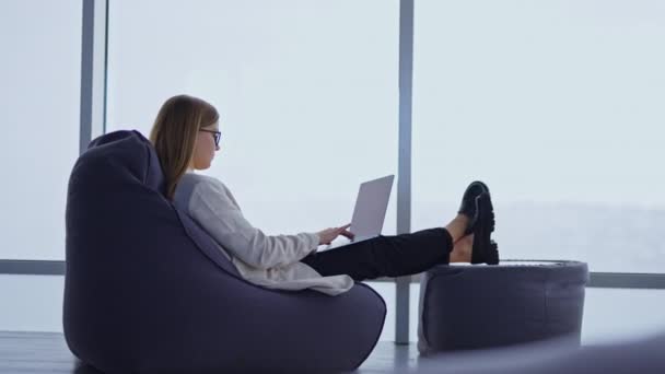 Ambiente Trabalho Confortável Uma Cadeira Saco Feijão Lady Digitando Laptop — Vídeo de Stock