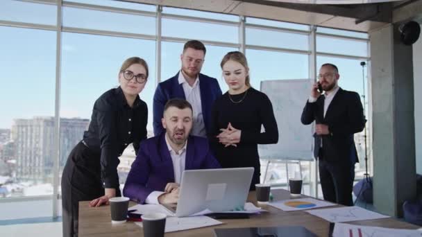 사무실 회의에서 팀워크와 브레인 스토밍 동료들은 그들의 우두머리 주위를 노트북을 — 비디오