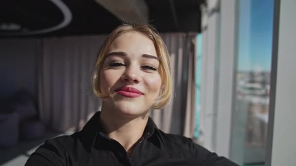 Sonriente Jovencita Pelirroja Toma Selfie Una Mujer Guapa Ojos Grandes — Vídeos de Stock