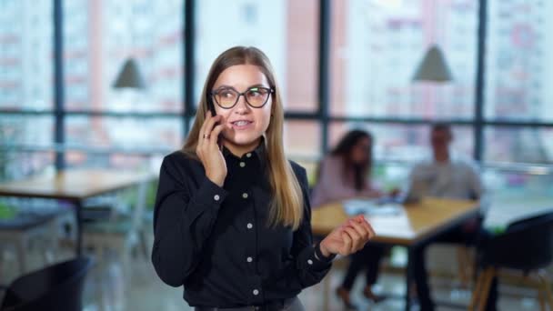 Uma Mulher Cabelos Compridos Com Óculos Falar Telefone Senhora Sorridente — Vídeo de Stock