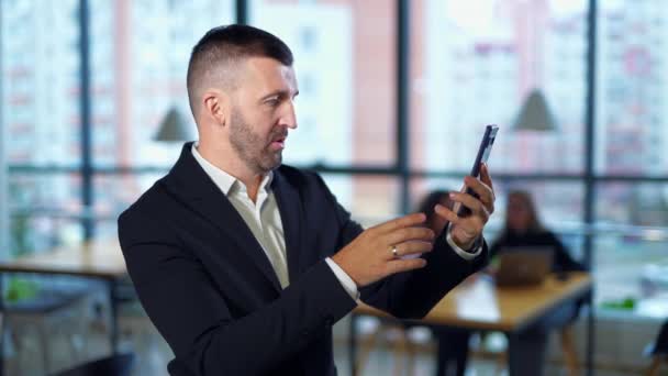 Takım Elbiseli Mutlu Kendine Güvenen Adam Ofiste Selfie Çekiyor Kadın — Stok video