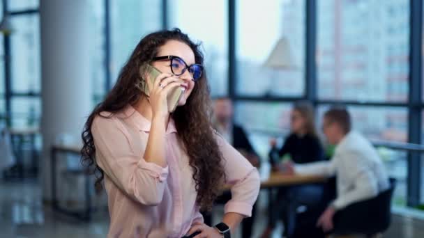 Bela Jovem Cabelos Compridos Óculos Fala Telefone Senhora Está Sorrindo — Vídeo de Stock
