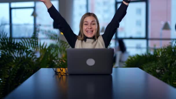 Positive Junge Frau Sitzt Vor Dem Computer Mitarbeiterin Freut Sich — Stockvideo