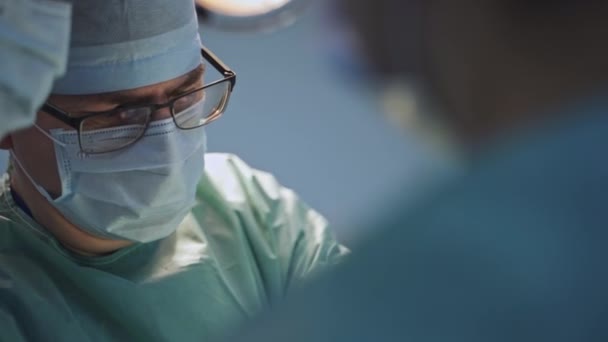 Profesionales Cirugía Trabajando Duro Operación Retrato Médico Senior Durante Operación — Vídeo de stock