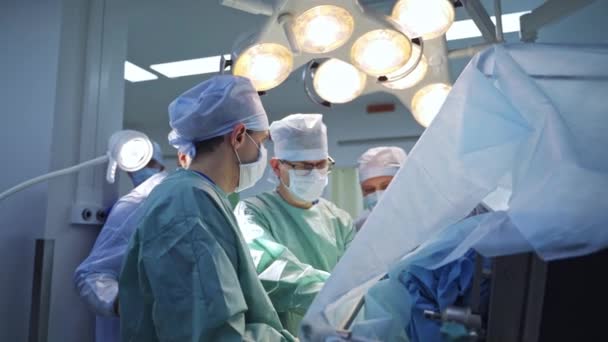 Ryggraden Trauma Operation Utförs Stor Grupp Kirurger Läkarna Använder Metallverktyg — Stockvideo