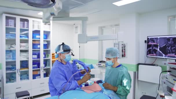 Vezető Sebész Mindkét Kezében Tartja Műszereket Professzionális Orvos Követi Műtét — Stock videók