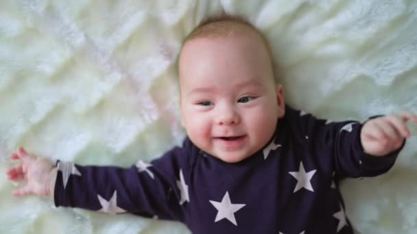 Adorable Bebé Sonriendo Dulcemente Cámara Mano Mamá Acaricia Mejilla Del — Vídeos de Stock
