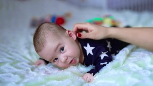 Actieve Baby Jongen Ligt Bed Zijn Buik Moeder Raakt Zachtjes — Stockvideo