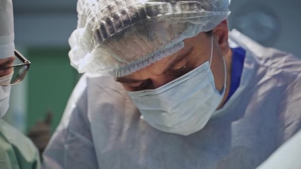 Dokter Pria Dewasa Bekerja Keras Untuk Operasi Tampilan Intens Seorang — Stok Video