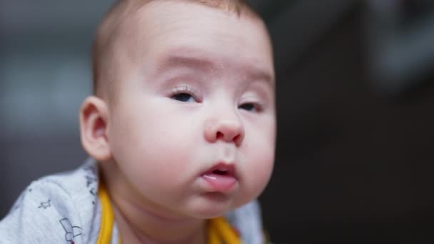 Schönes Gesicht Eines Kleinen Kaukasischen Jungen Der Auf Seinem Bauch — Stockvideo