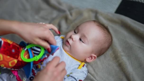 Mãe Está Dar Brinquedo Suave Bebé Deitado Costas Criança Bonito — Vídeo de Stock