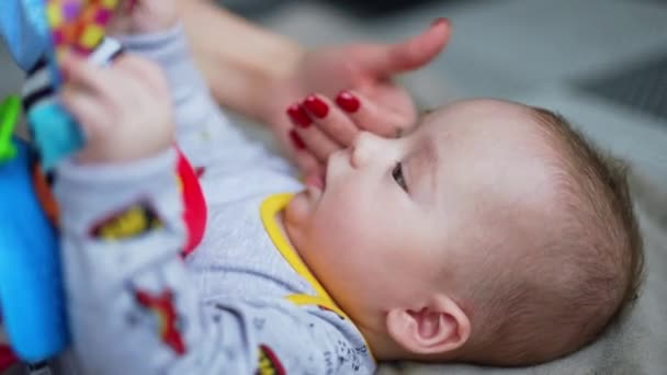 温柔的婴儿玩一个柔软的玩具 可爱可爱的婴儿挥挥手捉住玩具 靠近点 — 图库视频影像