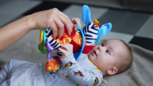 Zabawny Mały Chłopiec Przyciąga Kolorowa Miękka Zabawka Matka Pokazuje Dziecku — Wideo stockowe