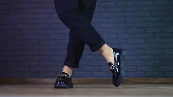 Pernas Modelo Feminino Vestindo Jeans Moda Azul Sapatos Salto Baixo — Vídeo de Stock