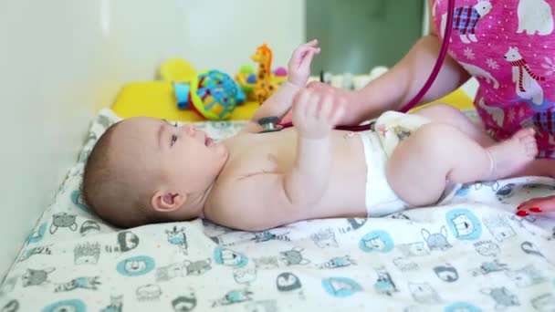 Beyaz Sağlıklı Bebek Bezi Takmış Bir Çocuk Doktor Masasında Pediyatrist — Stok video