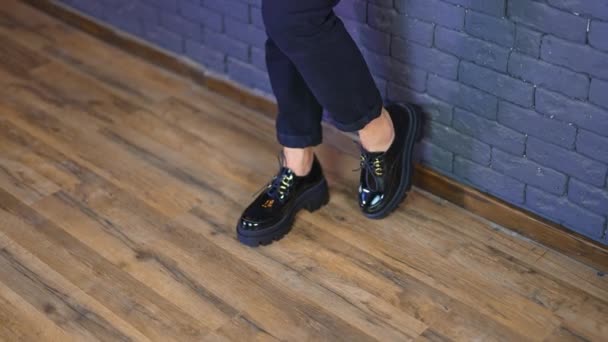 Demostración Zapatos Negros Moda Suelas Tractor Con Cordones Modelo Jeans — Vídeos de Stock