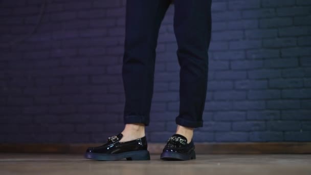 Fekete Lakkozott Cipő Ezüst Lánccal Masszív Talpas Bemutatóval Női Modell — Stock videók