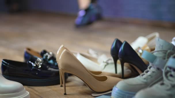Kadın Müşteriler Için Ayakkabı Çeşitliliği Kapatın Görüntü Arkaplanda Çalışan Siyah — Stok video