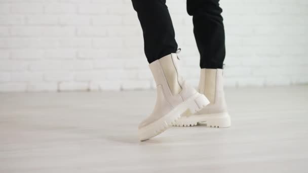 Kobieta Czarnych Dżinsach Chodzi Nowych Stylowych Białych Butach Demonstrowanie Butów — Wideo stockowe