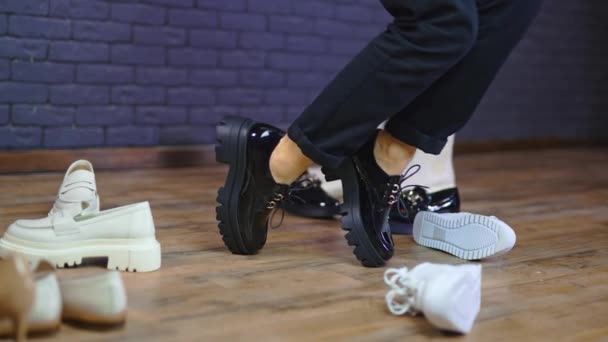 Versuch Auf Massiven Schwarzen Schuhen Auf Traktorsohlen Weibliche Füße Posieren — Stockvideo