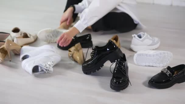 Vrouw Zit Vloer Omringd Door Nieuwe Modieuze Schoenen Lady Verwerpt — Stockvideo