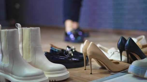 Різні Типи Взуття Передньому Плані Модель Демонструє Чорне Сяюче Взуття — стокове відео