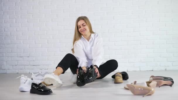 Jovem Senhora Cabelos Compridos Demonstrando Novos Sapatos Pretos Brilhantes Com — Vídeo de Stock