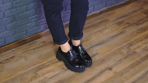 Modellerin Ayakları Ahşap Zeminin Yanında Kocaman Siyah Ayakkabılar Içinde Yürür — Stok video