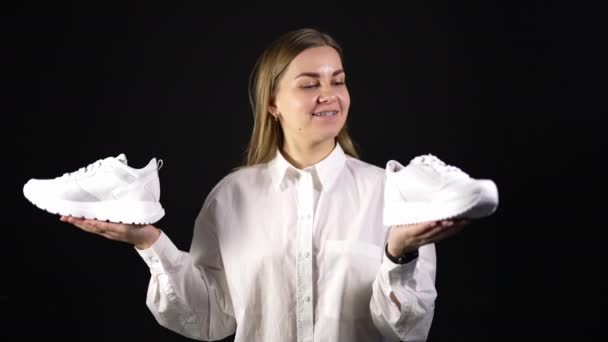 Junge Frau Mit Neuen Weißen Turnschuhen Beiden Händen Schöne Neue — Stockvideo