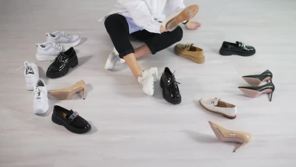Farklı Ayakkabı Çeşitlerine Tarzlarına Bakan Bir Kadın Yeni Bir Çift — Stok video