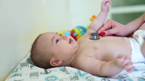 Παιδογιατρός Ελέγχει Την Υγεία Του Μικρού Στηθοσκόπιο Παιδί Κοιτάζει Χαρούμενα — Αρχείο Βίντεο