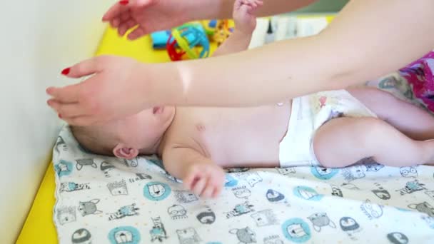 아이들의 의사는 아기의 머리를 만집니다 아이들은 감각을 좋아하고 평화롭게 거짓말을 — 비디오