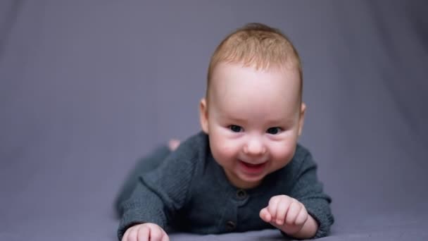 Uroczy Chłopczyk Leży Łóżku Patrzy Kamerę Piękne Dziecko Uśmiechające Się — Wideo stockowe