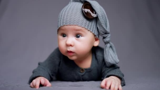 Μικρό Παιδί Γκρι Ρούχα Και Καπέλο Τεράστιο Κουμπί Κοντινό Πορτραίτο — Αρχείο Βίντεο