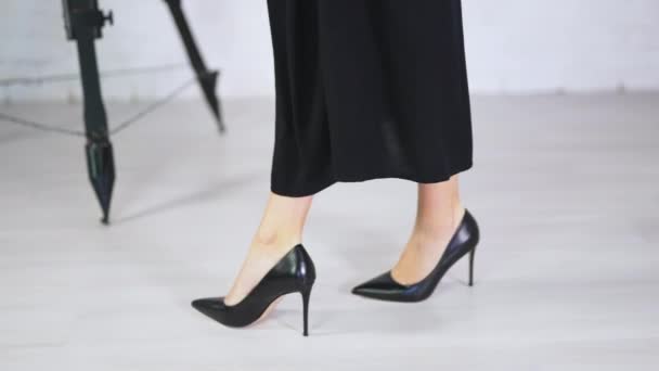 Модель Длинной Юбке Демонстрирует Новые Туфли Высоких Каблуках Показывать Обувь — стоковое видео