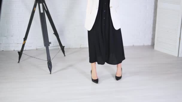 Demonstrowanie Czarnych Butów Wysokim Obcasie Studio Kobieta Długiej Sukience Białej — Wideo stockowe