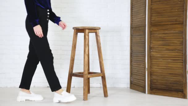 Siyah Pantolonlu Kadın Beyaz Ayakkabıları Gösteriyor Bayan Gelir Yüksek Ahşap — Stok video