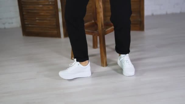 Siyah Pantolon Giyen Kadın Beyaz Spor Ayakkabılarla Dans Ediyor Yeni — Stok video