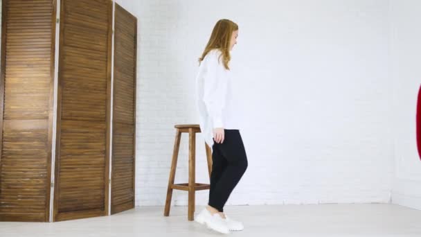 Sarışın Genç Kadın Beyaz Ayakkabıları Gösteriyor Beyaz Gömlekli Siyah Pantolonlu — Stok video