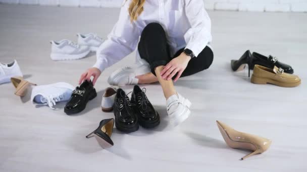 Çeşit Çeşit Modern Moda Ayakkabılara Bakıyorum Kadın Beyaz Ayakkabılarla Yerde — Stok video