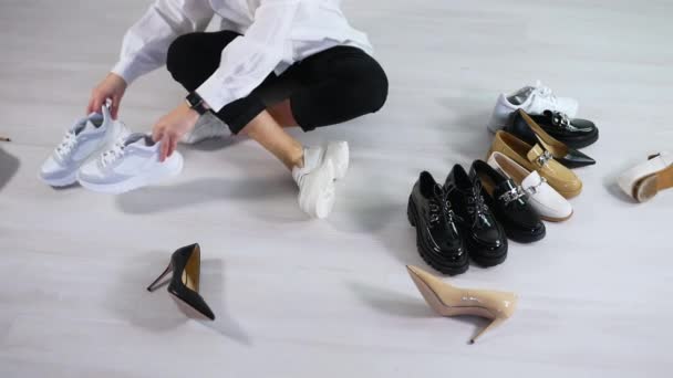 Κυρία Στο Πάτωμα Βάζει Διαφορετικά Παπούτσια Ζευγάρια Μπροστά Στα Δικά — Αρχείο Βίντεο