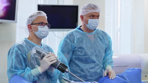 Zaniepokojeni Lekarze Patrzą Uważnie Ekran Przed Nimi Obaj Lekarze Używają — Wideo stockowe