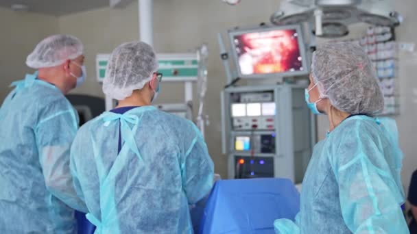 Professionele Chirurgen Voeren Operatie Uit Kijken Naar Het Scherm Vrouwelijke — Stockvideo