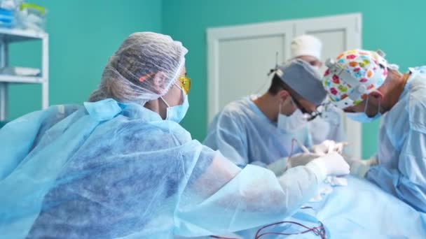 Chirurgická Sestra Připravuje Houby Pro Lékaře Dva Mužští Lékaři Operující — Stock video