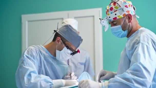 Team Two Surgeons Bent Patient Female Assistant Prepares Sponges Puts — Stock Video