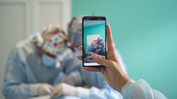 Natáčení Chirurgických Operací Smartphonu Snímání Videa Operace Telefonu Zblízka Rozmazané — Stock video