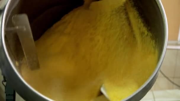 离心机理旋转和混合黄色物质 食品制造厂的玉米小吃生产 靠近点 — 图库视频影像