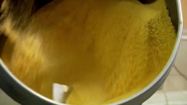 黄色い粉砕されたトウモロコシは大きい回転タンクで混合されます スイートスナック製造のための物質の準備 — ストック動画