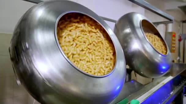 两个金属罐充满甜零食旋转和混合 现代工厂美味小吃产品的生产 — 图库视频影像