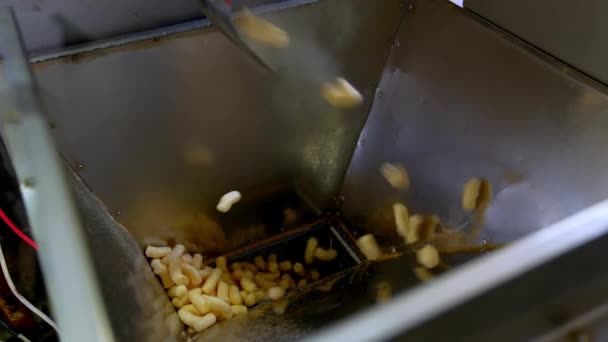 Kukoricából Készült Édes Rágcsálnivalókat Fémdobozba Öntik Vegetáriánus Rágcsálnivalók Gyártása Vállalkozásoknál — Stock videók